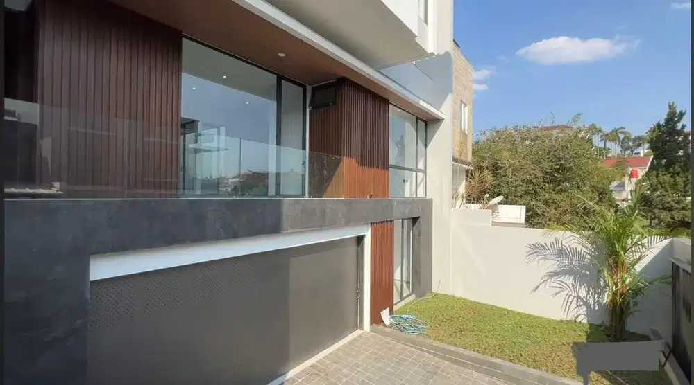 Rumah Baru Modern Nyaman siap huni SHM 3 lantai di Setraduta, Bandung