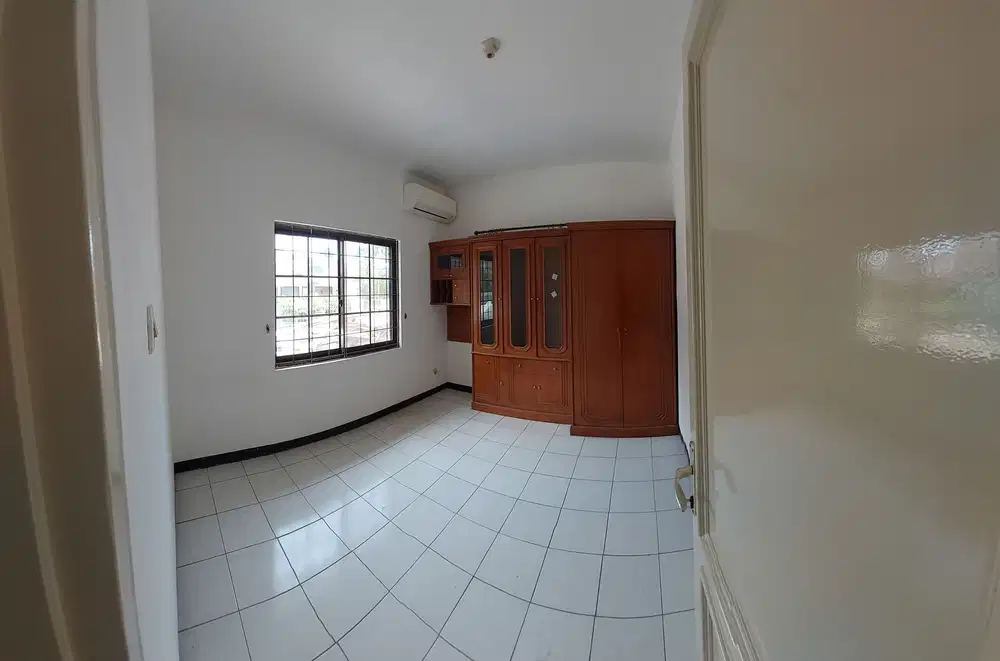 Disewakan Rumah / Kantor di Tanjung Barat Parkir Luas