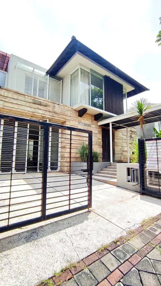 FOR SALE RUMAH GRAHA FAMILI SURABAYA 2 LANTAI FURNISHED SIAP HUNI