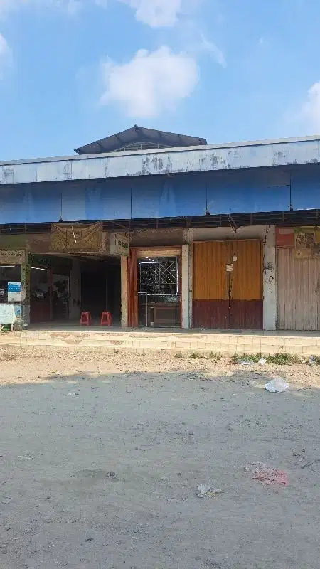 Kios di Trotoar Pasar Taman Royal Tangerang
