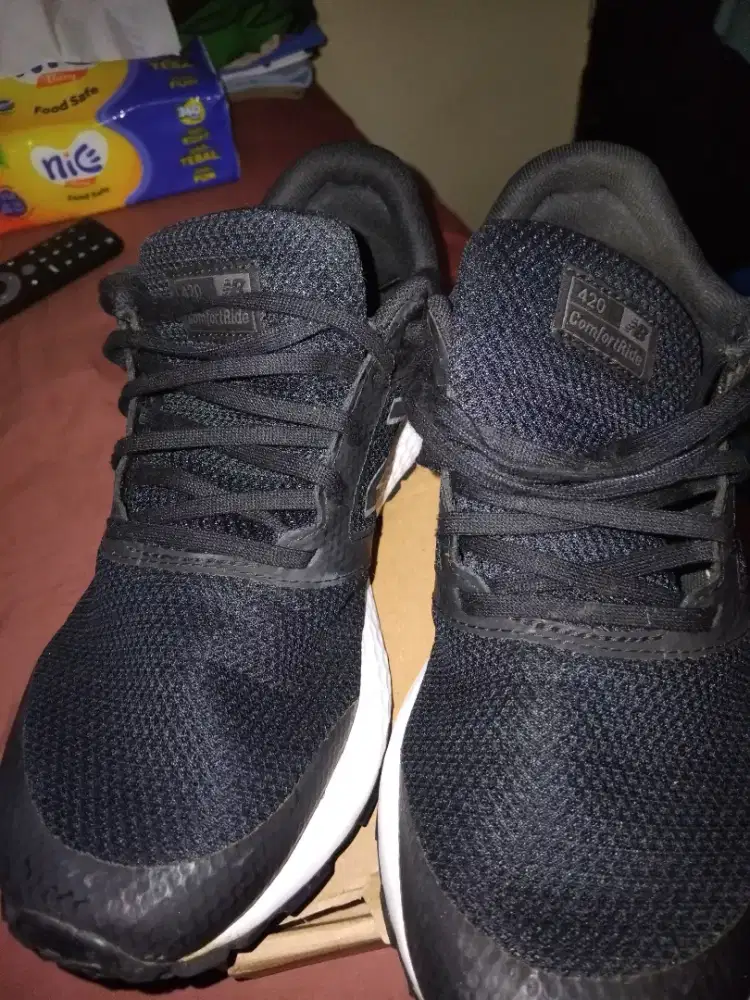 New balance warna hitam