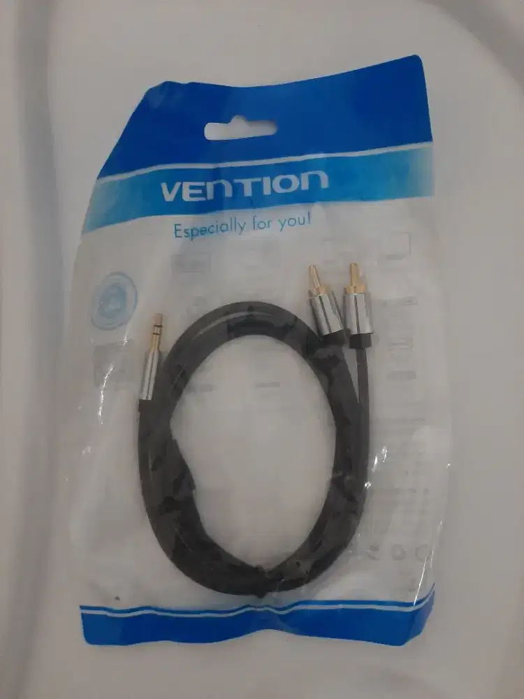 kabel audio smartphone atau komputer   ujungnya RCA