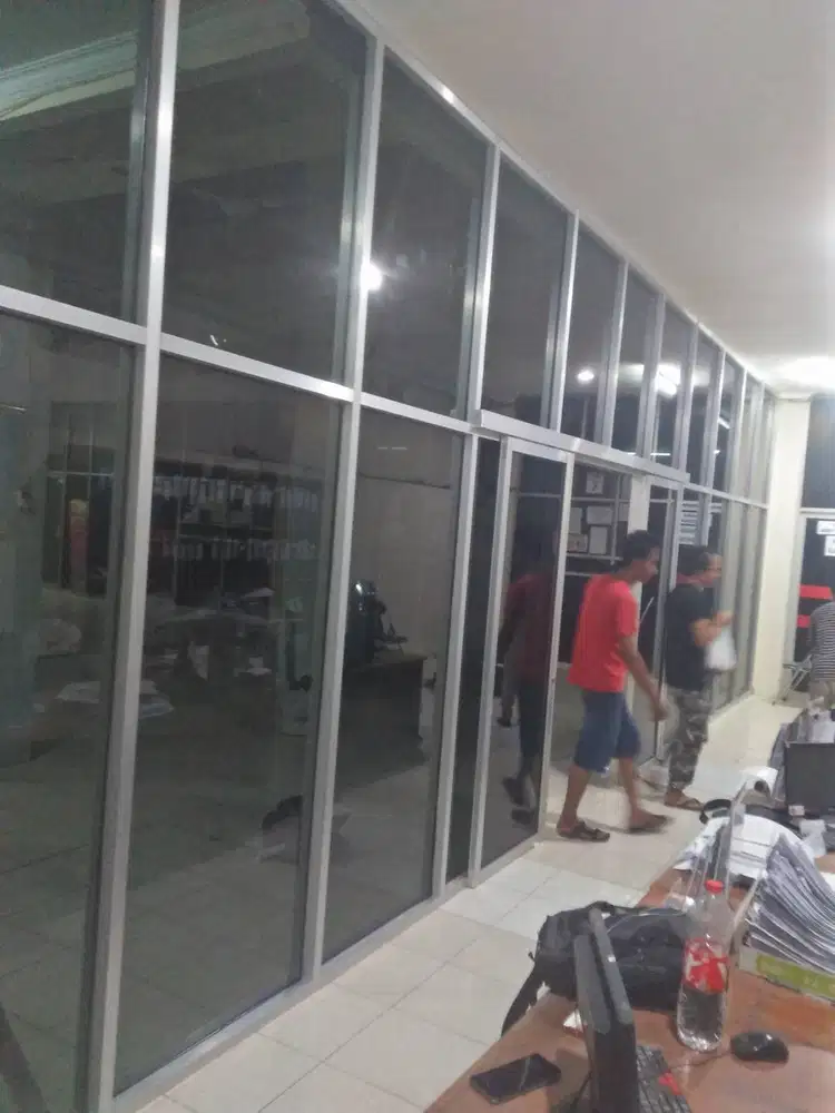 partisi dan pintu kaca aluminium