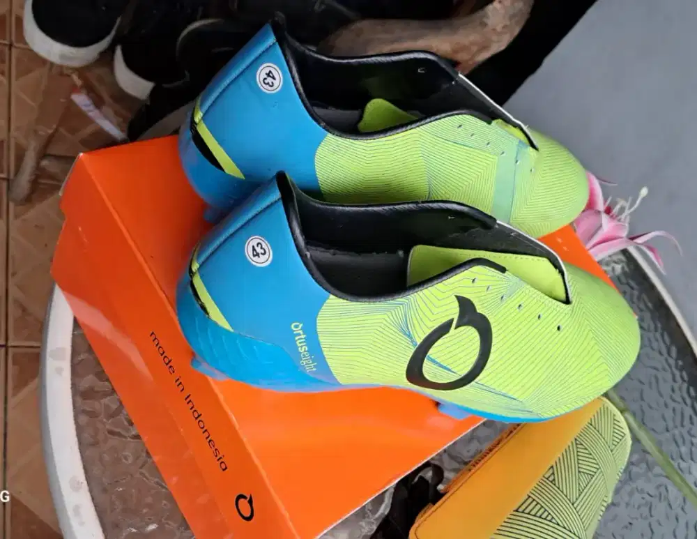 Sepatu  ortuseight uk 43
