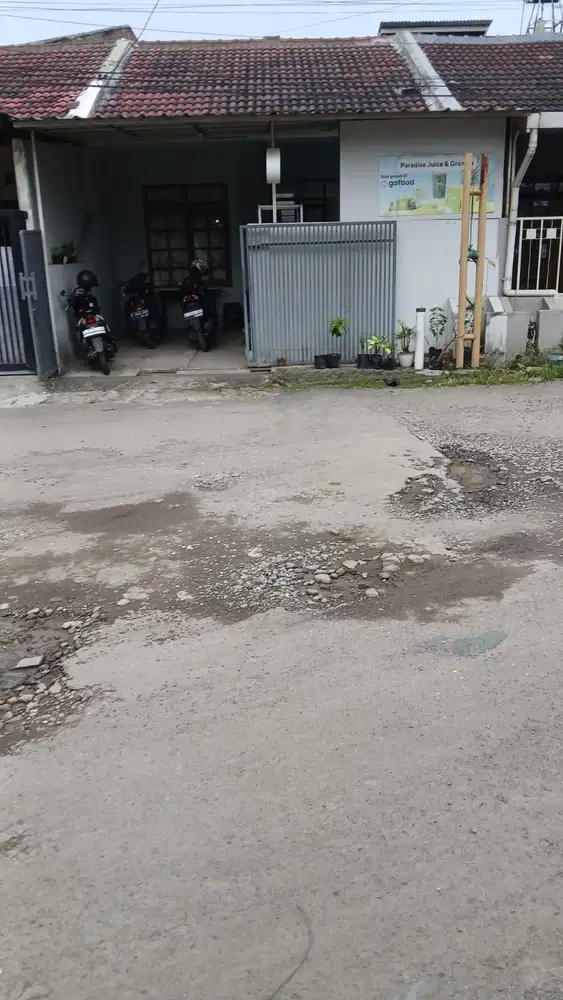 DIJUAL RUMAH KOMPLEK TAMAN HOLIS INDAH