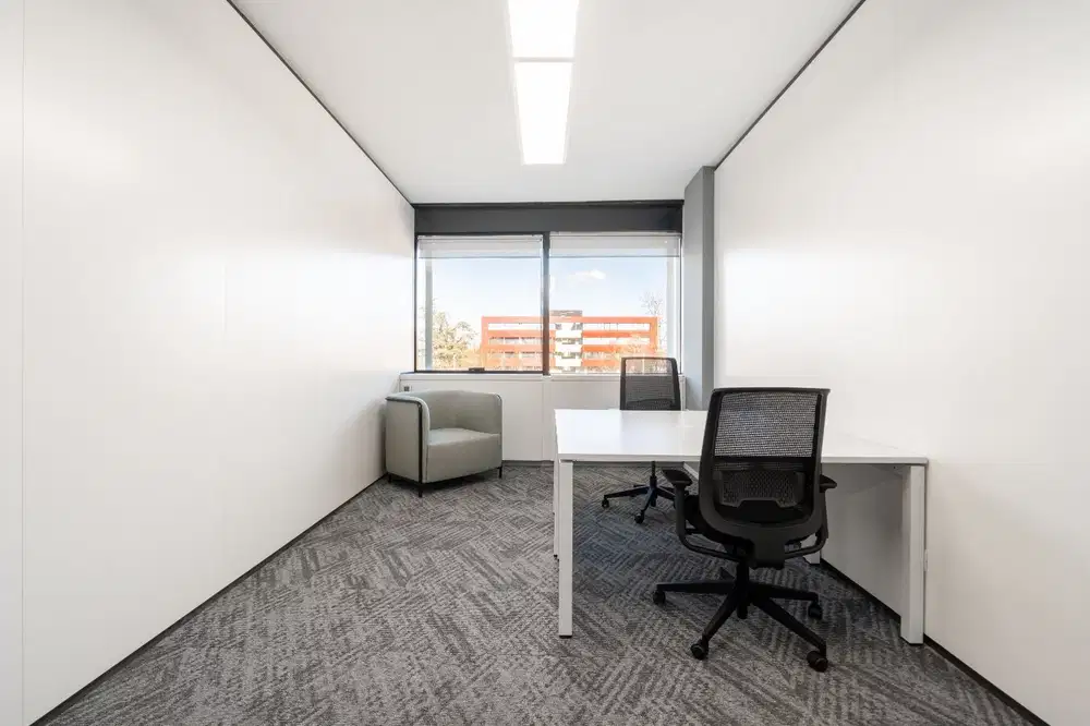 Ruang kantor pribadi berlayanan lengkap untuk Anda dan tim di Regus Plaza Asia