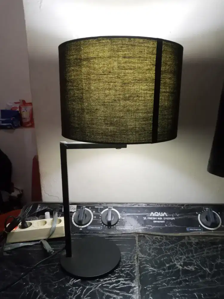 Lampu Meja Informa