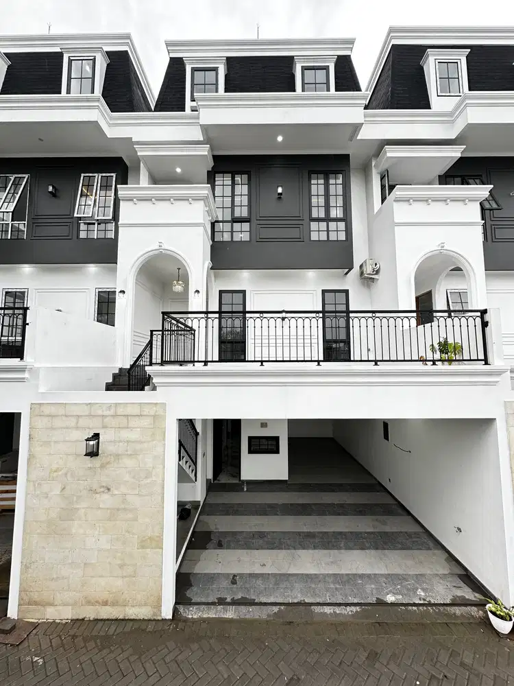 Modern American Classic ada Pool dan Lift Pejaten Jakarta Selatan