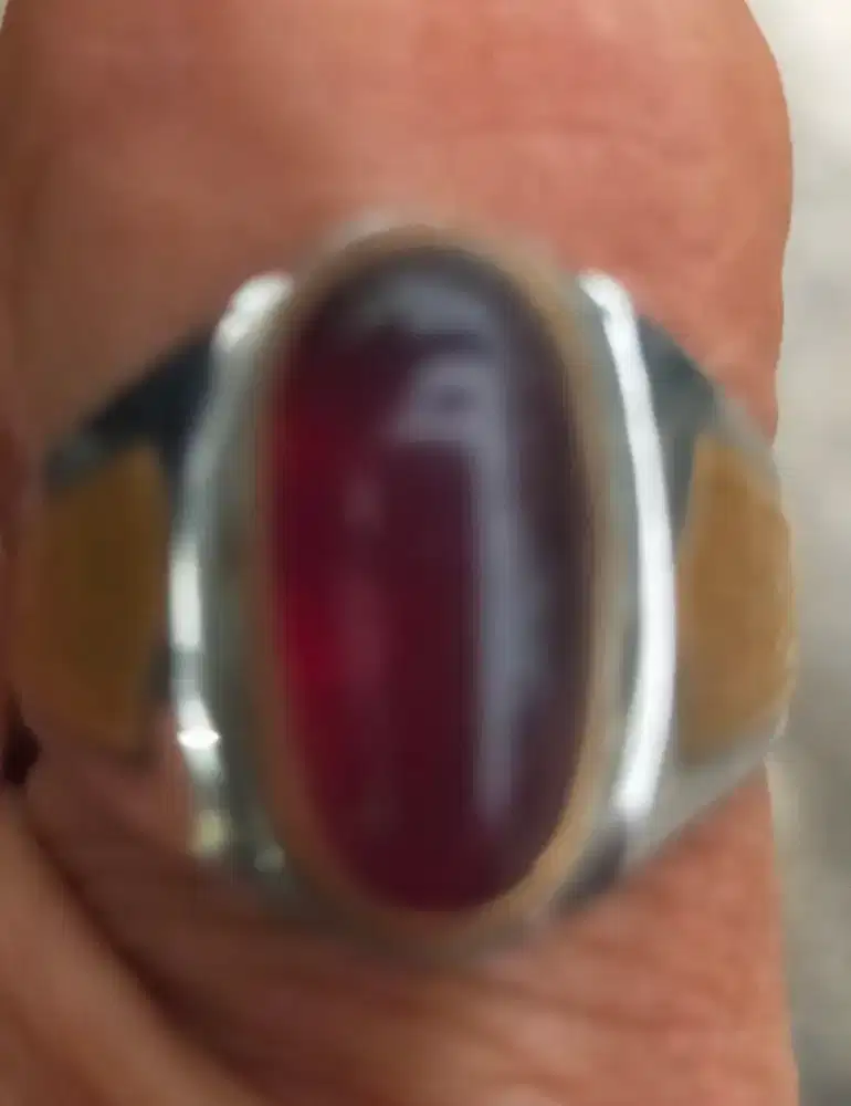 Batu Cincin Merah Siam