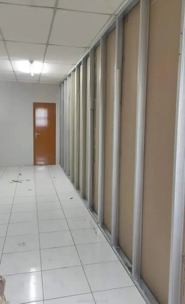 Dinding partisi gypsum dan kalsyboard