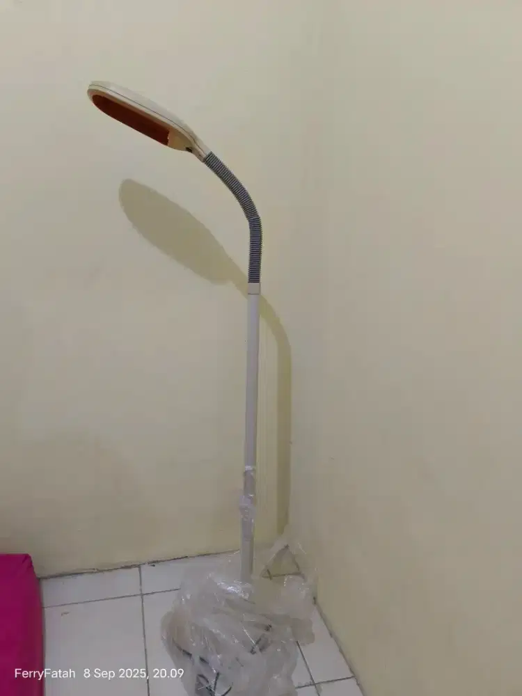 Lampu tidur standing