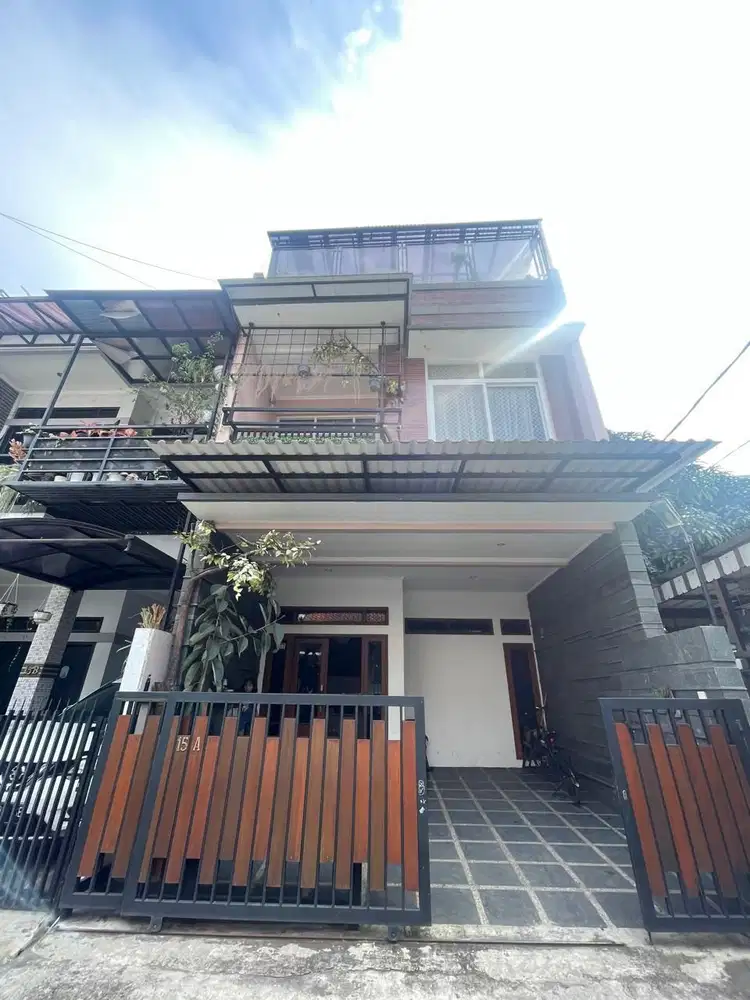 RUMAH MEWAH 3 LANTAI SARIWANGI BANDUNG UTARA UDARA SEGAR ADEM.