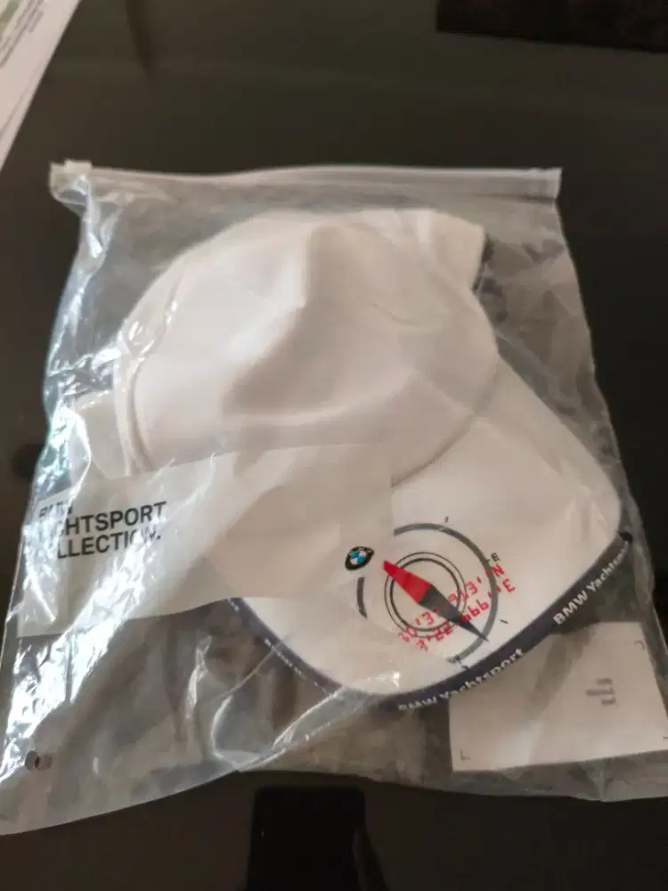 Topi BMW warna putih