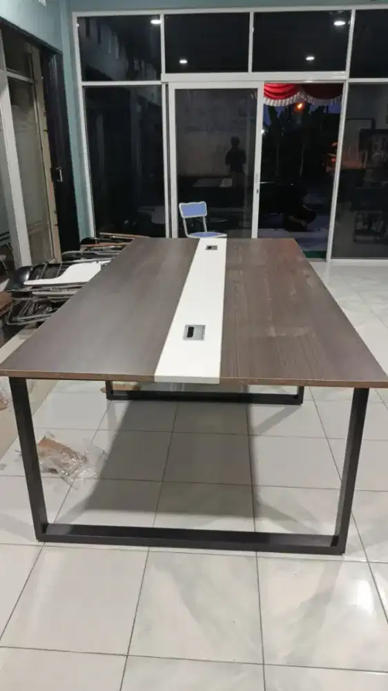 Meja meeting rangka besi