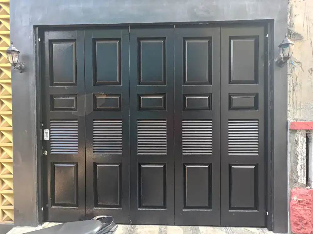 Pintu besi garasi tikung & lipat