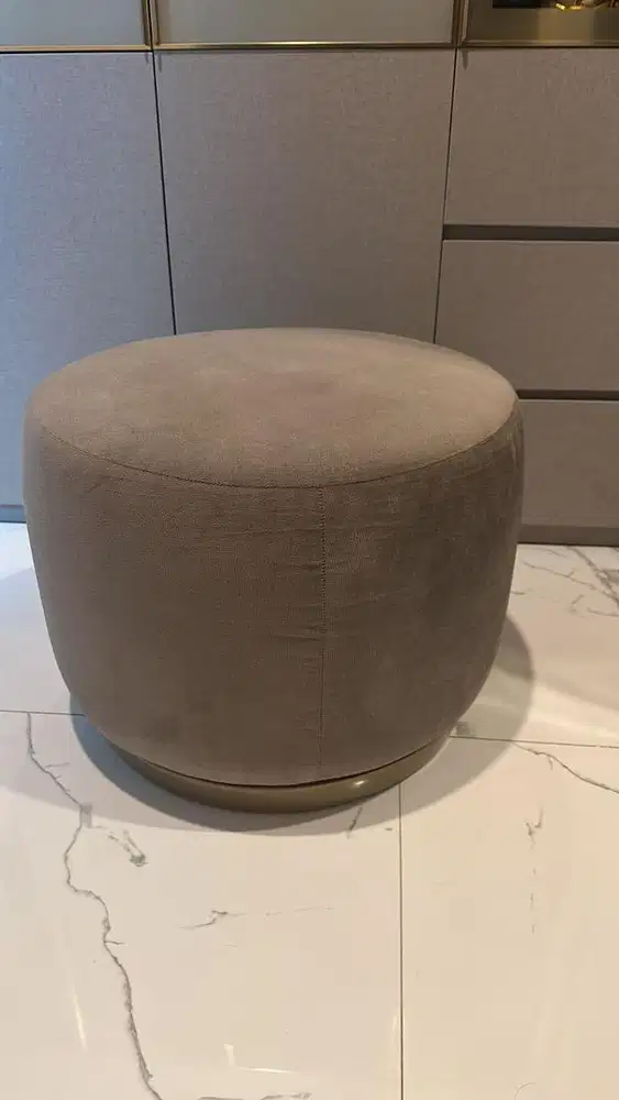 Kursi meja rias bulat