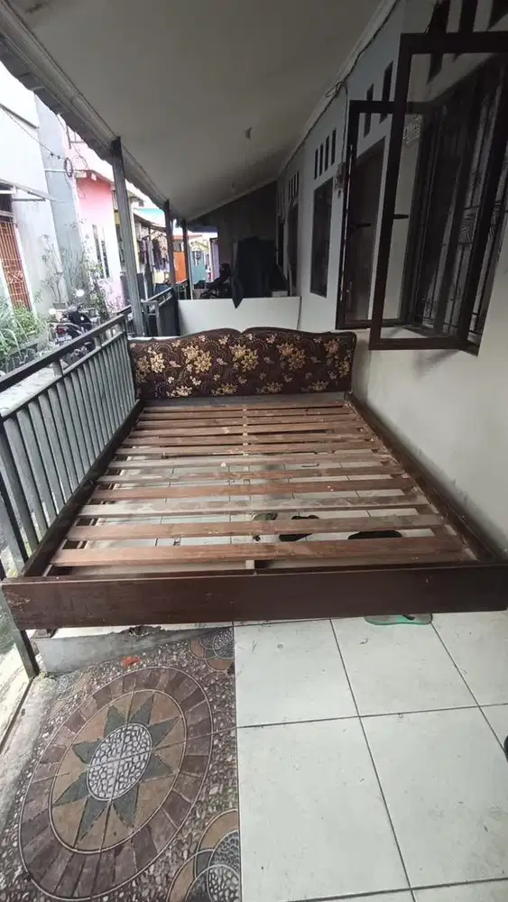 Tempat Tidur Kayu Jati Kokoh dan Tahan Lama