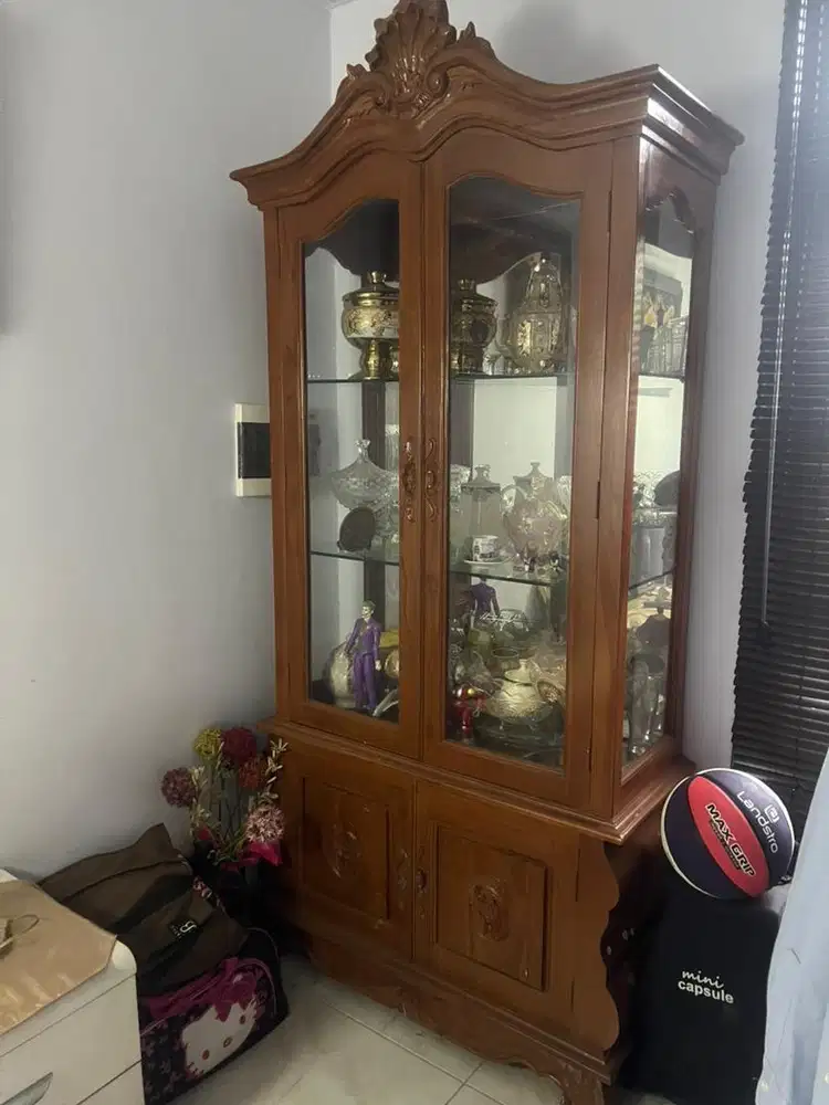 Lemari pajangan kayu jati