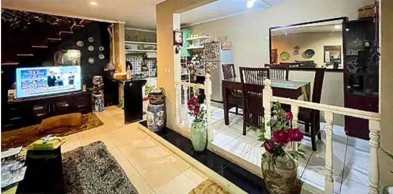 JUAL RUMAH SIAP HUNI 4 LANTAI FULL FURNISHED DI KOTA BARU PARAHYANGAN BANDUNG