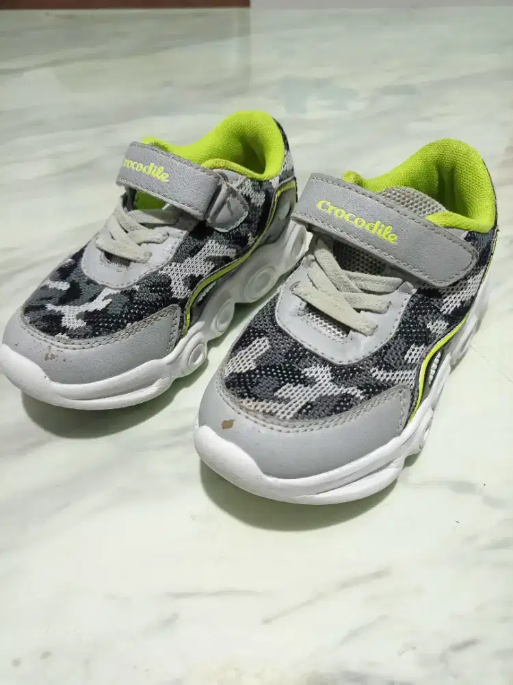 Preloved Sepatu Anak Laki Laki Crocodile