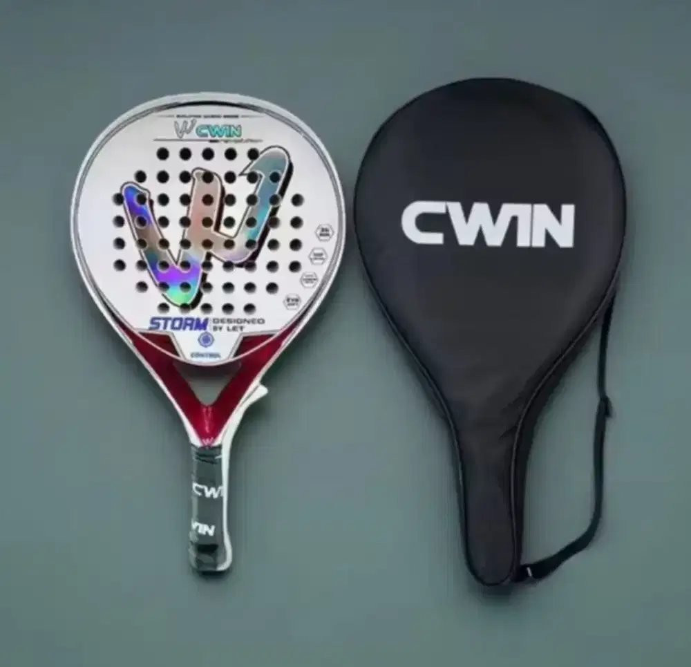 Raket Padel dengan cover nya