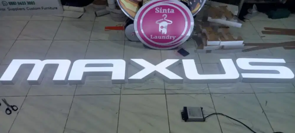 Papan nama hiruf timbul nyala