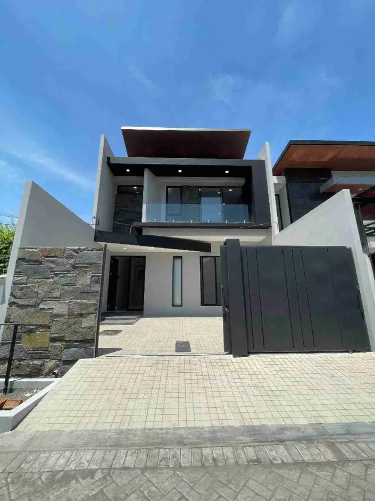 RUMAH BARU Terkeren Dkt Sby Pusat  Manyar Jaya Spec Premium hanya 1 unit