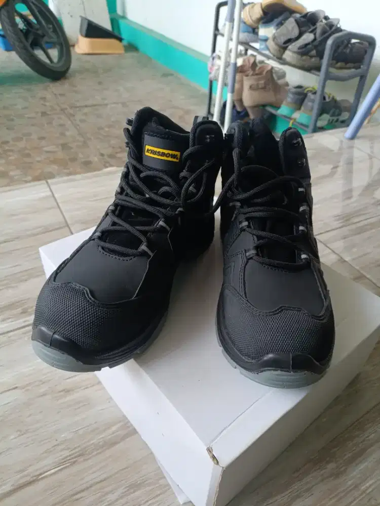 Sepatu proyek Krisbow Pandora