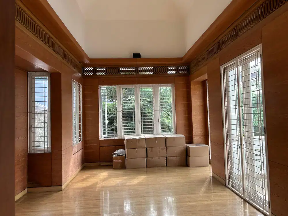 Rumah 3 Lantai di Menteng, Jakarta Pusat dengan Swimming Pool & Basement