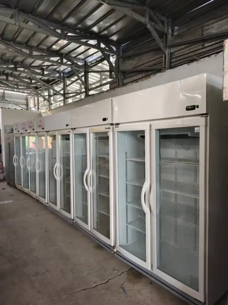 SHOWCASE cake and fruit