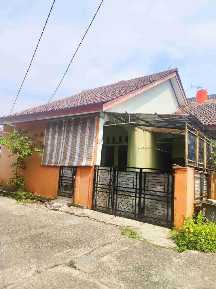 Rumah Minimalis siap huni. Di jual BU. Dekat dengan Exit Tol Sentul 5 menit. Dekat dengan Mall Aeon Sentul 10 menit. Dekat Mall CCM 5 menit. Lingkunga