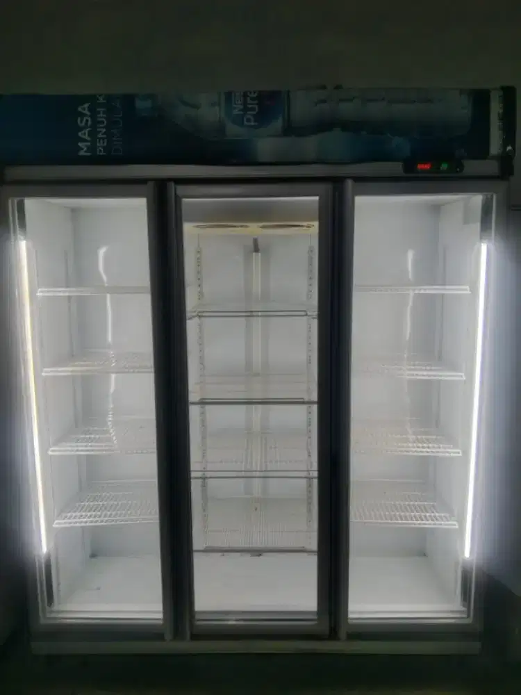 Showcase cake and fruit