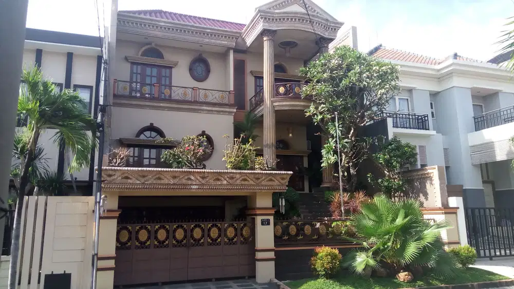 Sewa rumah 3 lantai di Araya I Surabaya Timur