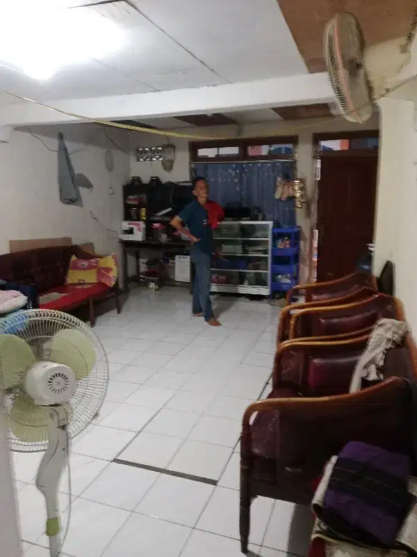 Dijual dibawah NJOP rumah 2 lantai di Tebet Barat