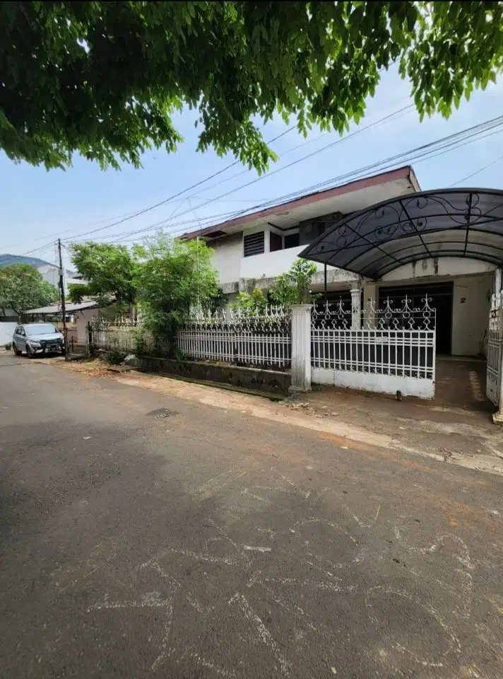 Rumah Hitung Tanah di Tebet, Jalan Lebar, depan taman