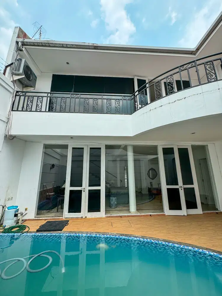 disewakan Rumah Besar ada Kolam Renang di Kemang Selatan Jalan Benda