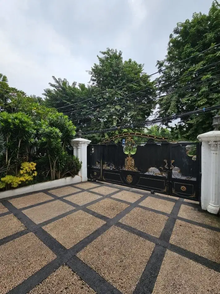 Rumah Modern Classic 2 lantai di Tebet Barat, Jalan Lebar