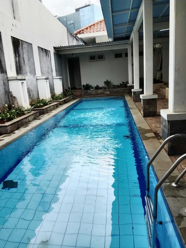 Disewakan Rumah Luas di Patra Kuningan ada kolam renang