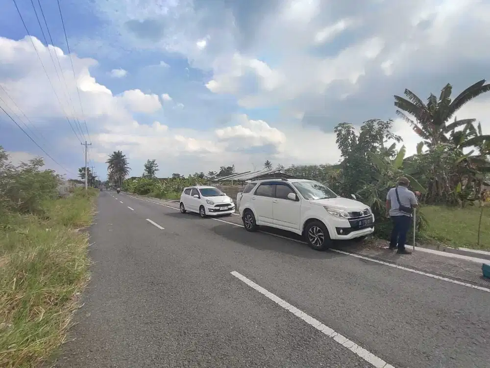 Tepi Jalan Raya Utara Kampus UII Kaliurang Sleman Jogja