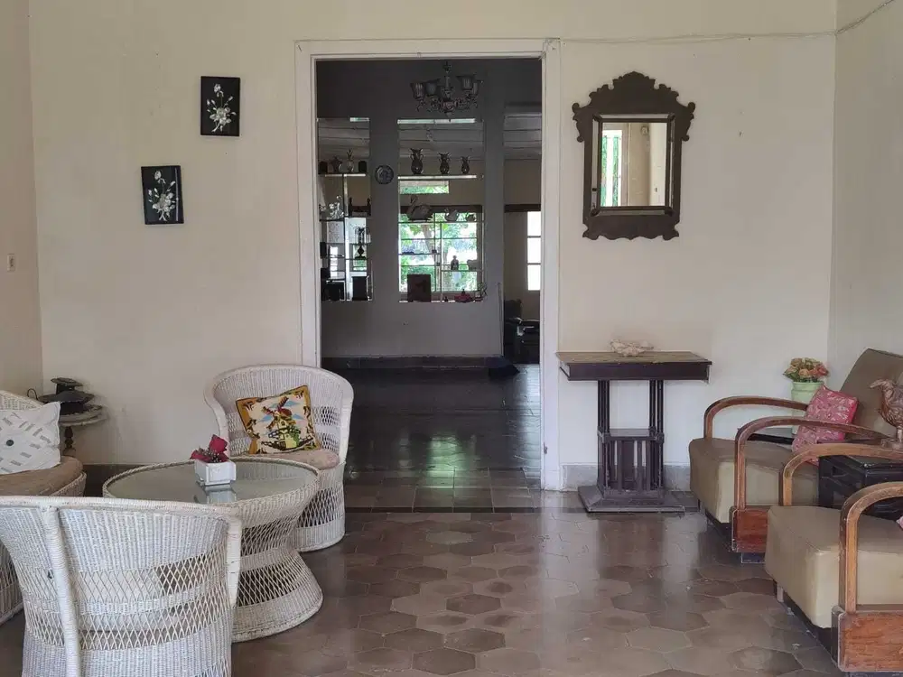 Rumah Semifurnished LT 1000m dekat Stasiun dan Kebun Raya Bogor, Bogor