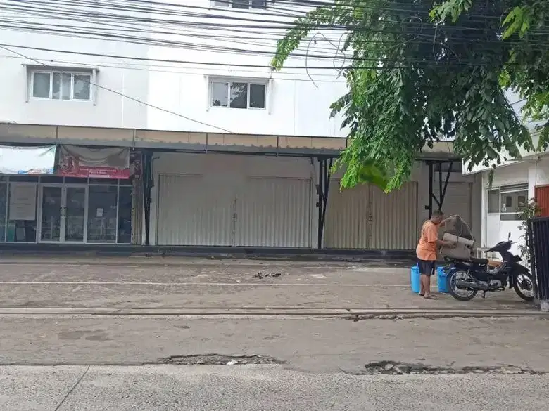 Ruko sewa 3 lantai cilandak jakarta selatan ex Apotek