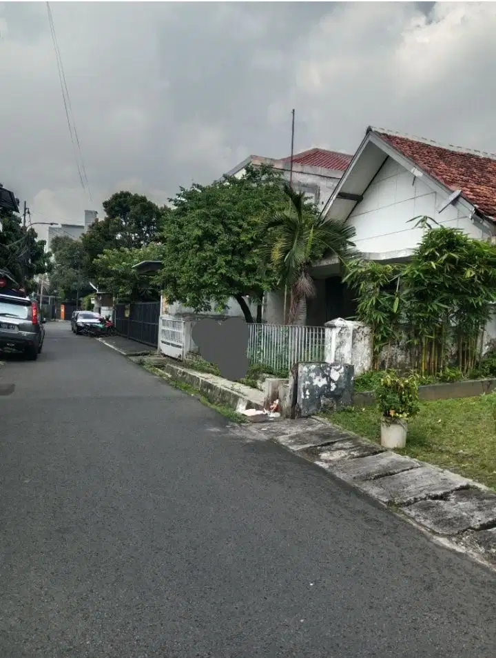 Rumah hitung tanah di Tebet Barat, Jalan 2 mobil lebar