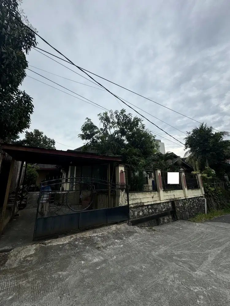 Rumah Strategis Dekat Living Plaza