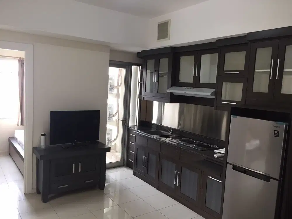 Apartemen Green Lake Sunter 2BR furnish interior, lantai sedang.