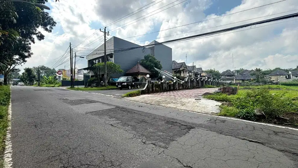 Tanah Palagan Barat Hyatt Tepi Jalan Raya