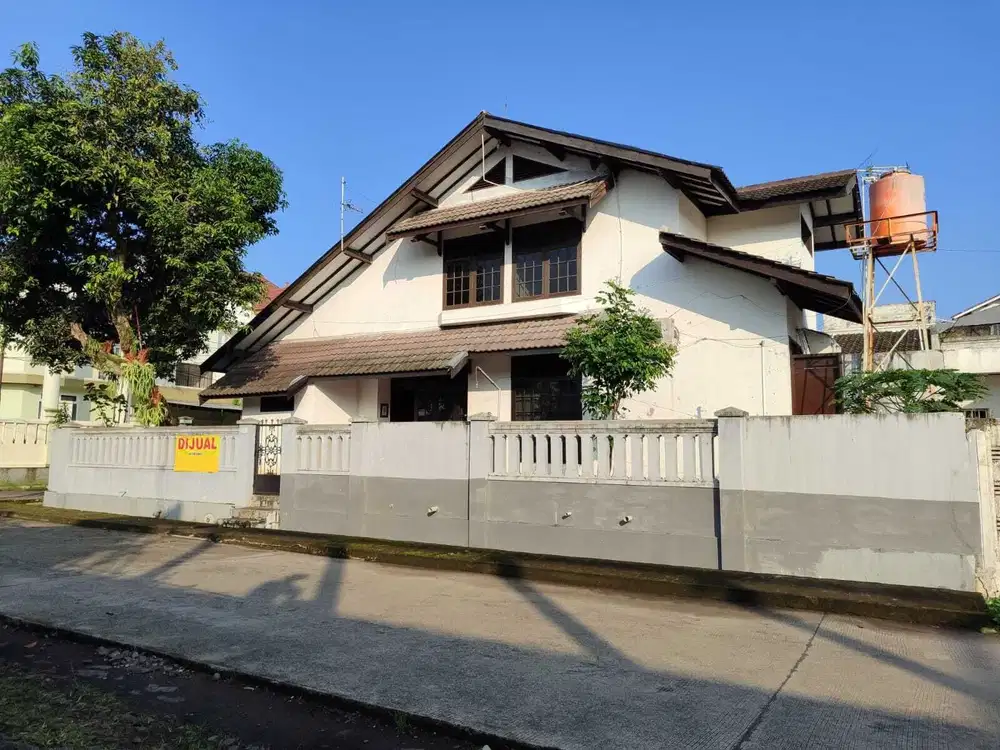 Rumah Klasik HOEK 315m di Komplek Megapolitan Cinere Depok