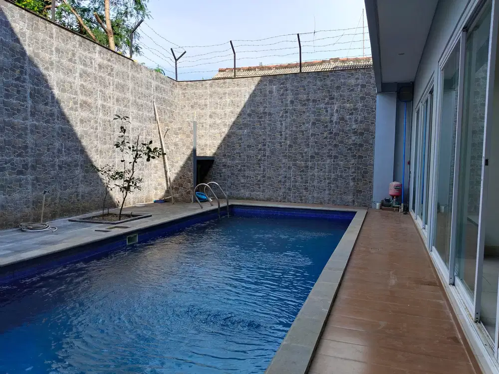 RUMAH SEMI VILLA PRIVAT POOL 4 BR KAWASAN BAGUS RENON