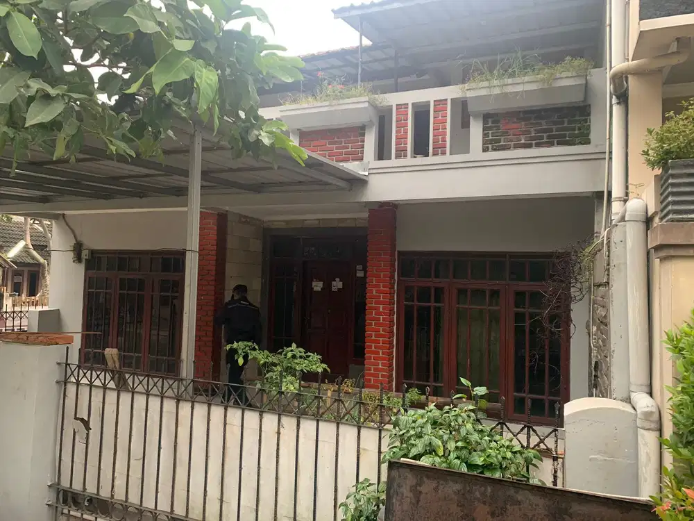 Rumah dua lantai di komplek GBA Ciganitri Buah batu