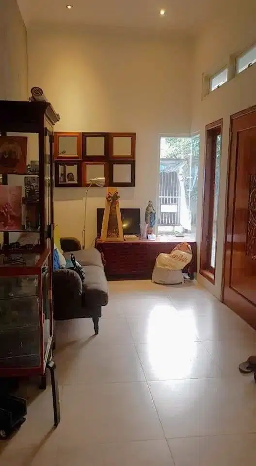 Jual Rumah Second Terawat Hitung Tanah di area Tenggilis, Surabaya