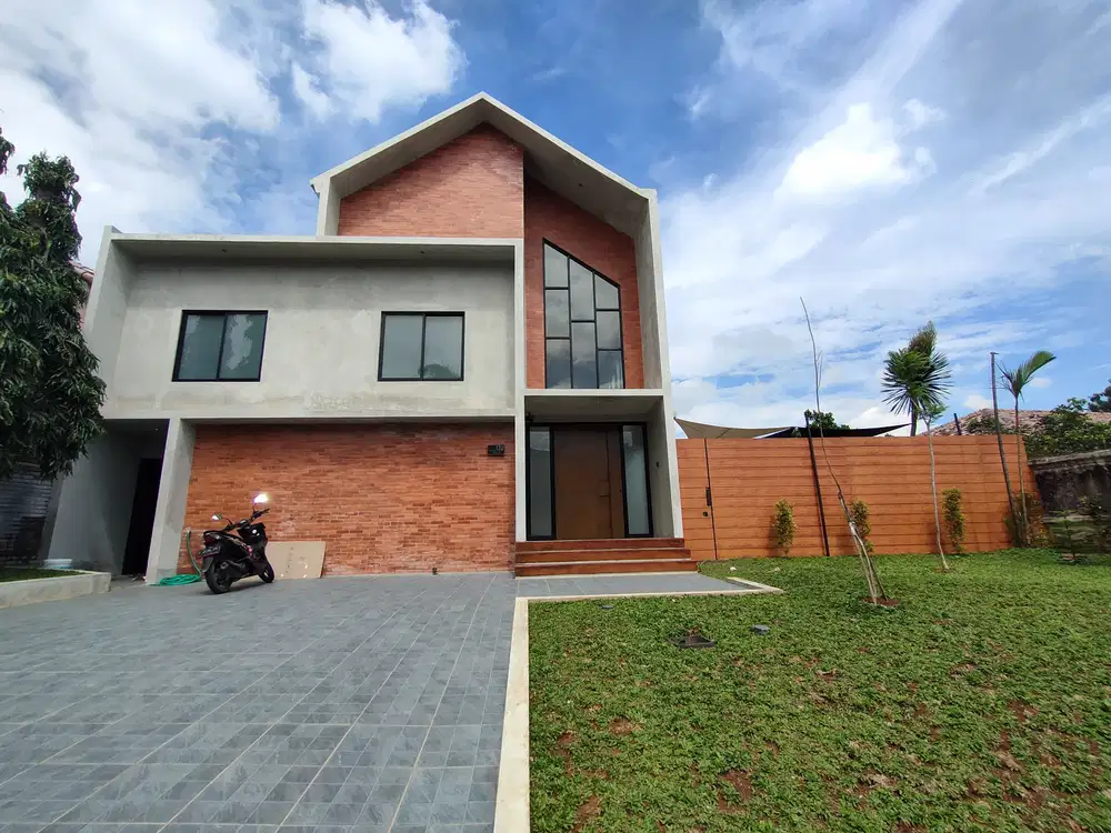 Rumah dua lantai bagus siap huni swimming pool